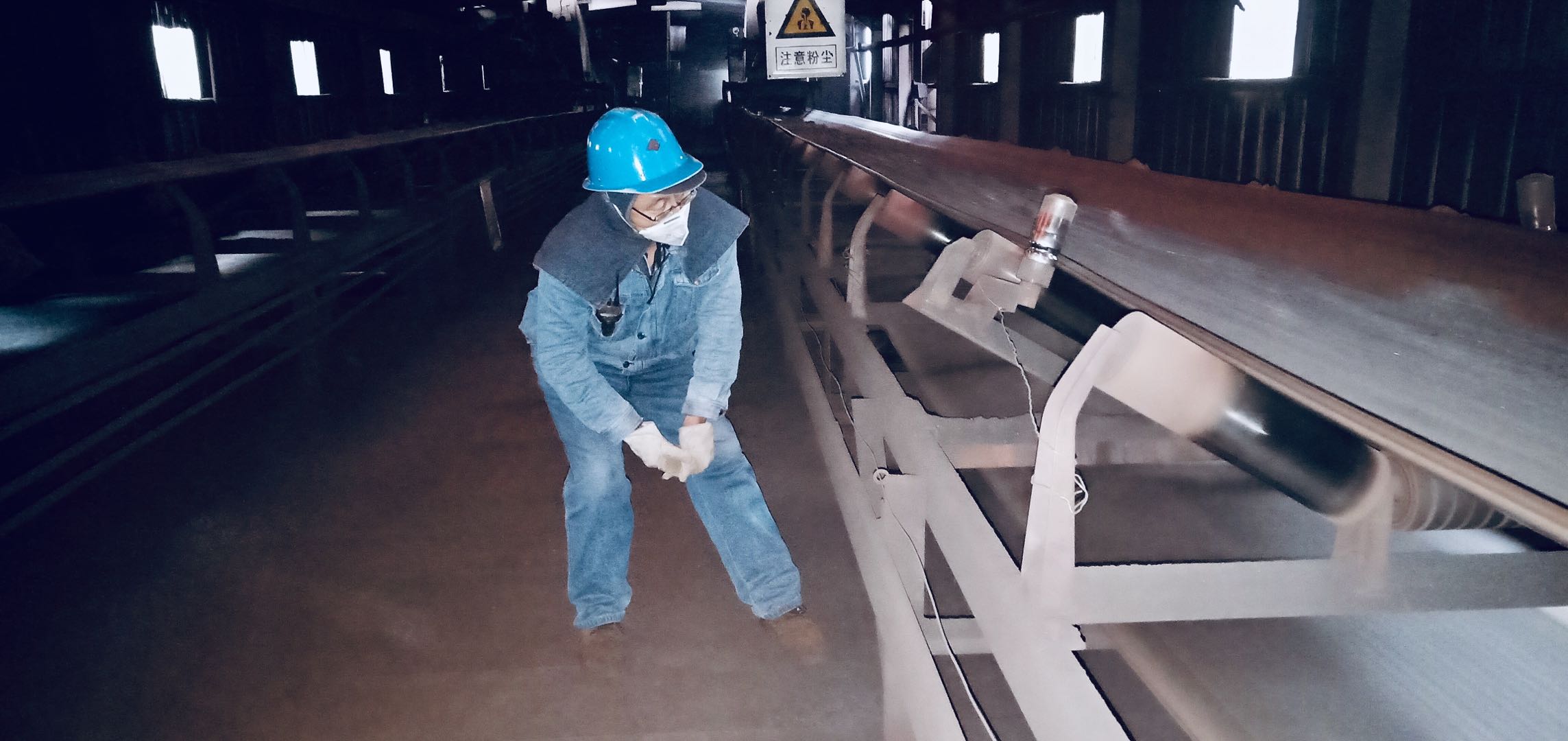 【一线风采】穿梭在皮带廊里的身影 【一线风采】穿梭在皮带廊里的身影