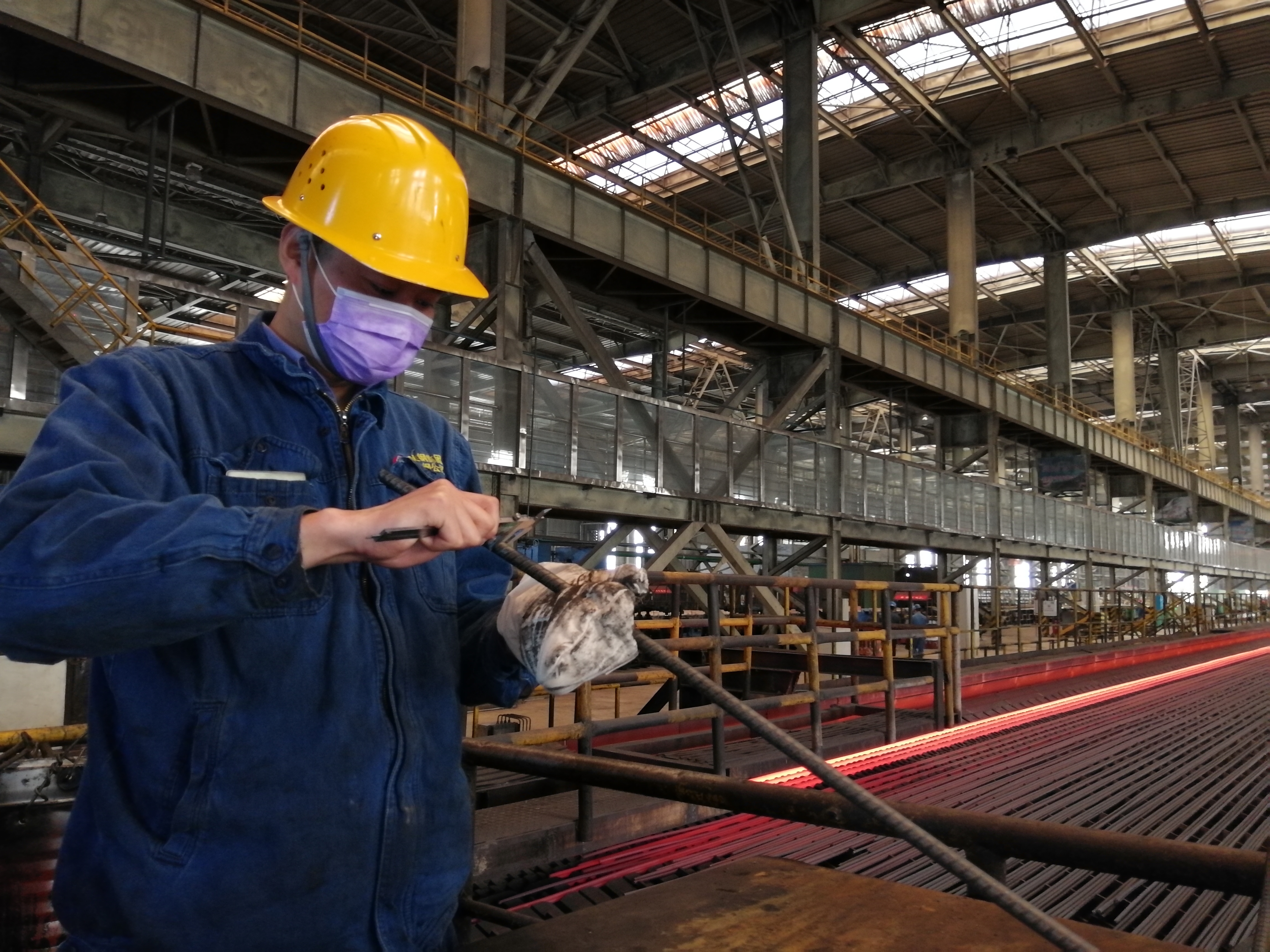 【一线风采】七载轧钢情，他的青春枝繁叶茂——记2019年度陕钢集团先进工作者郭亚新