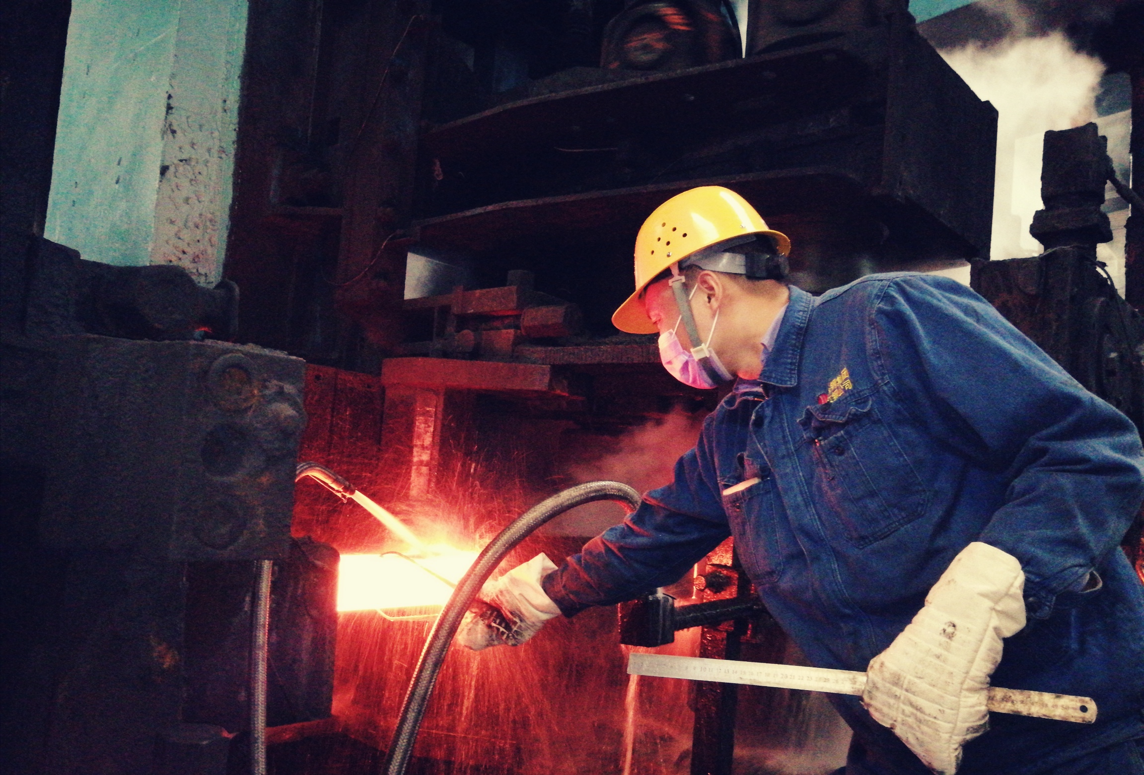 【一线风采】七载轧钢情，他的青春枝繁叶茂——记2019年度陕钢集团先进工作者郭亚新