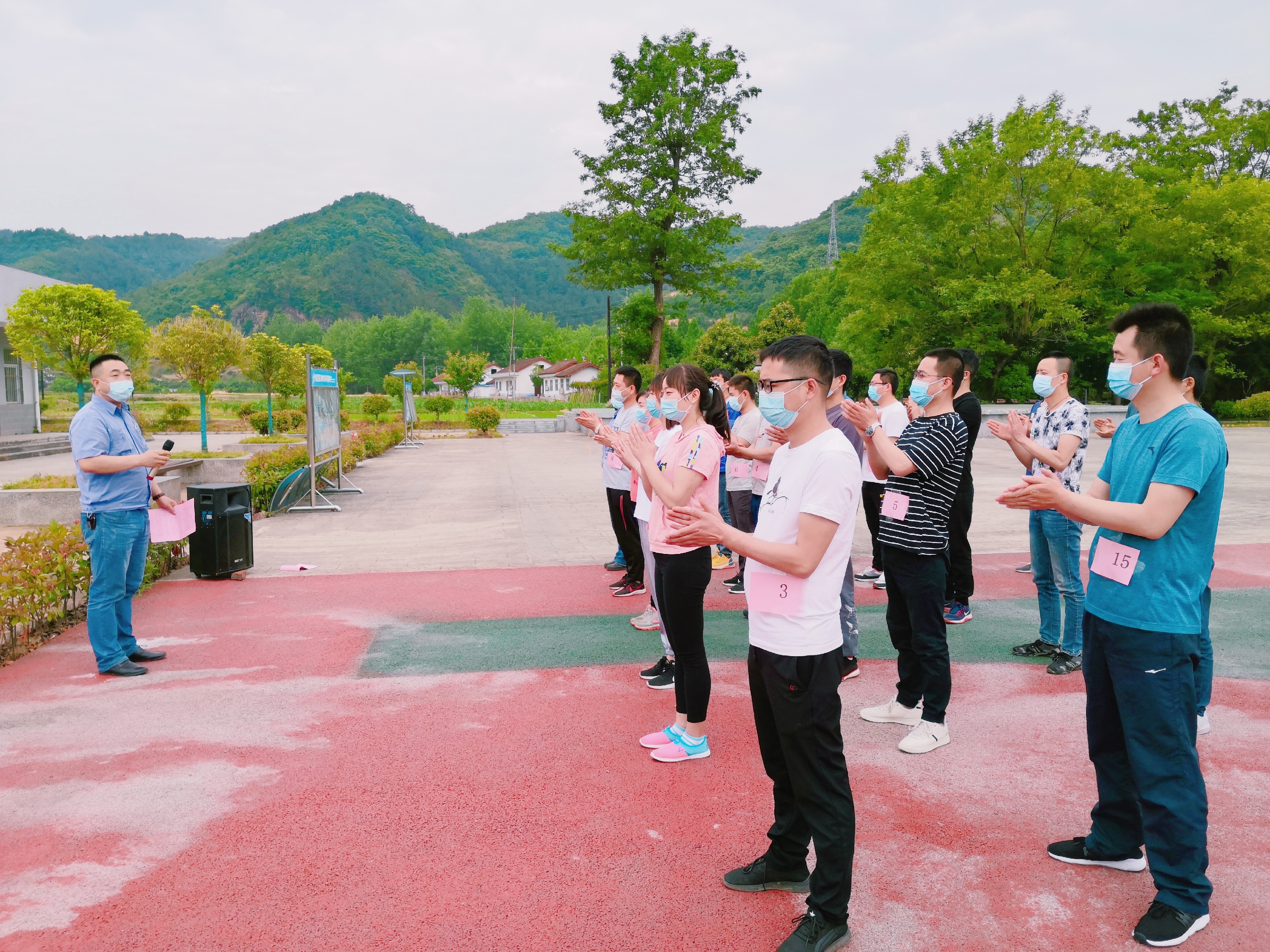 【基层动态】烧结厂开展“凝心聚力 永攀高峰”户外拓展活动