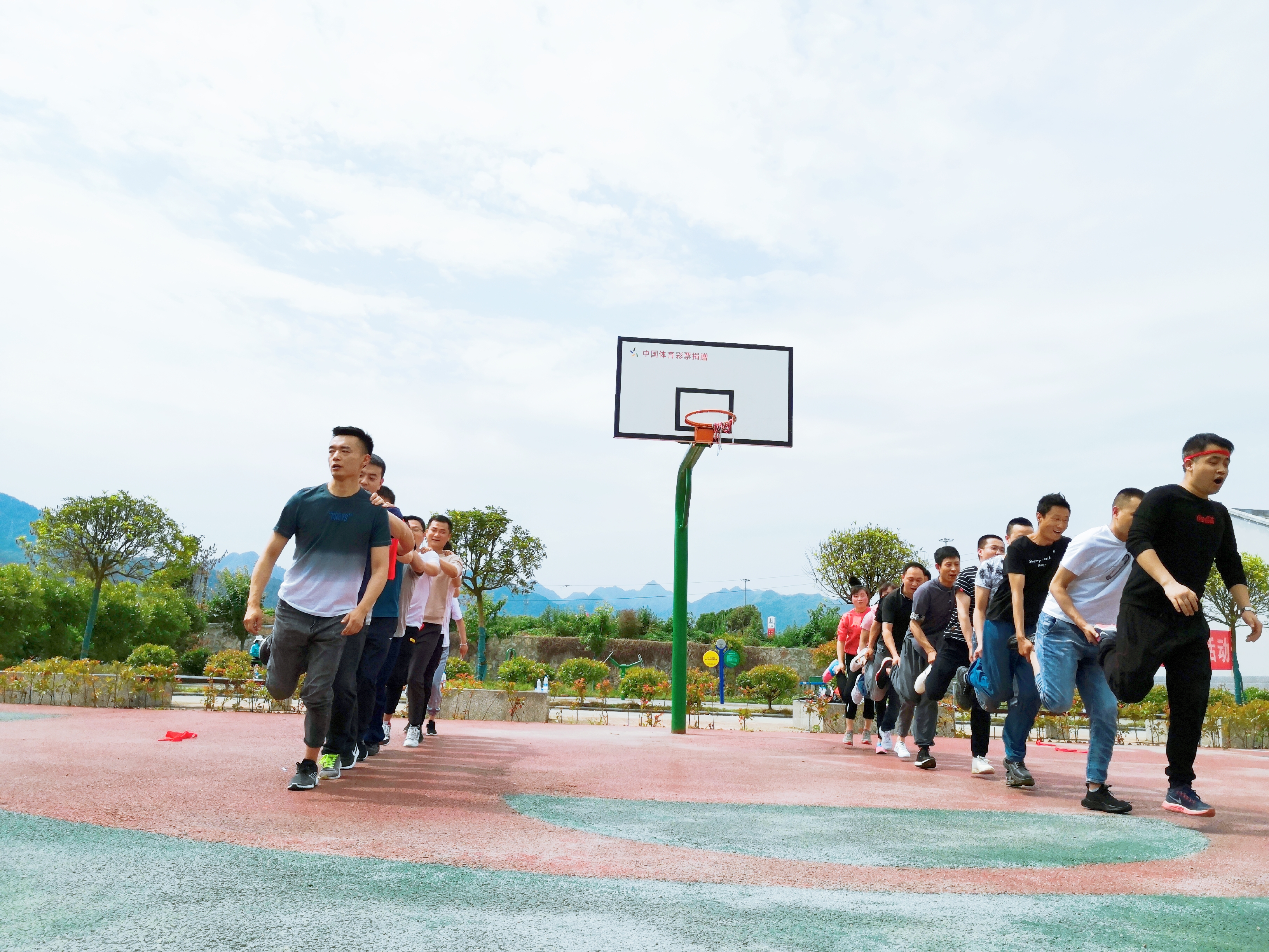 【基层动态】烧结厂开展“凝心聚力 永攀高峰”户外拓展活动