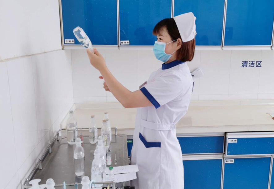 【钢城文苑】钢铁男儿背后的白衣天使