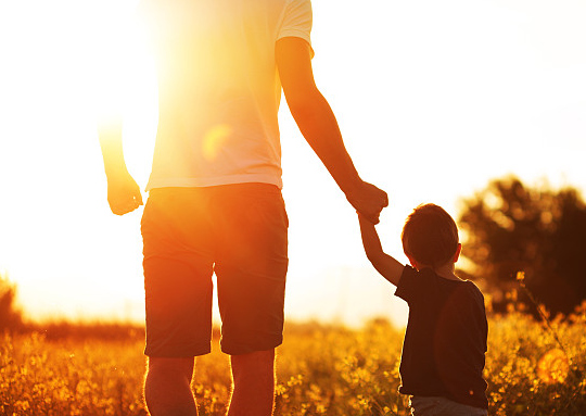 【钢城文苑】儿子和我比步数 【钢城文苑】儿子和我比步数