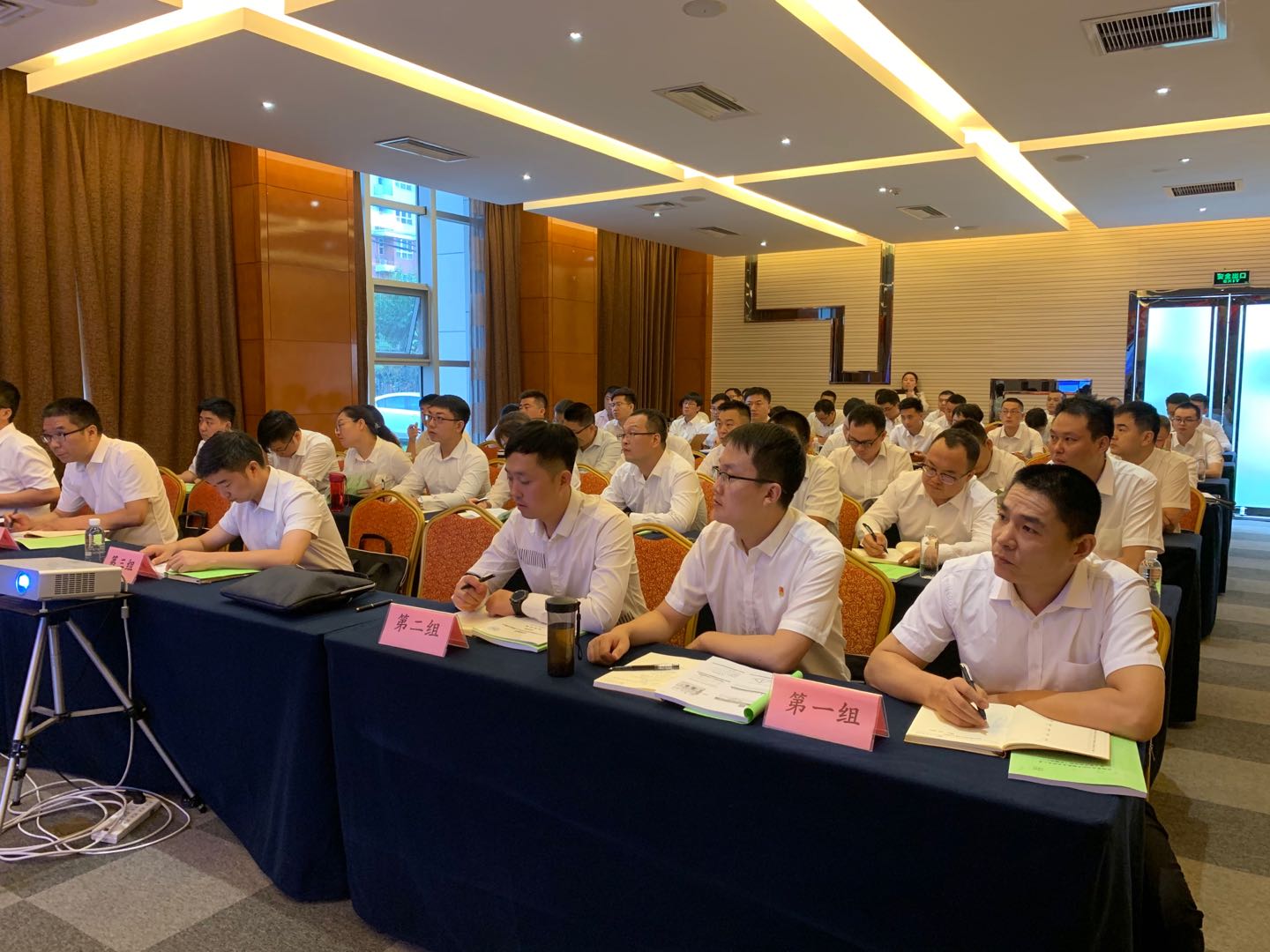 百舸争流  奋楫者先