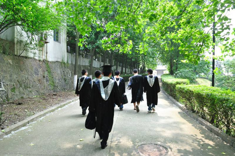 【钢城文苑】倾全心 育桃李