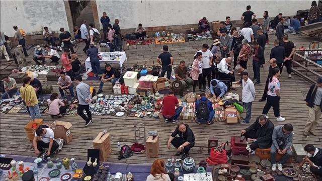 我与母亲的地摊情怀