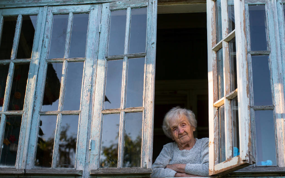 趴在窗口的奶奶