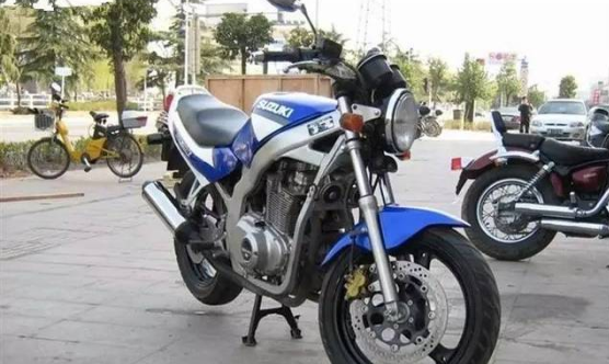 “三辆”摩托车