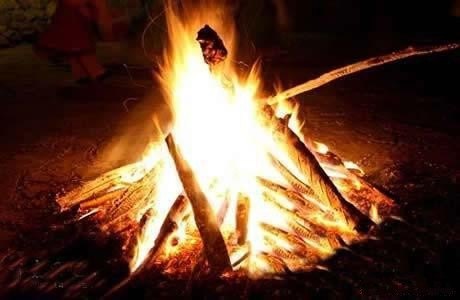 烧麦秸烤被子 烧麦秸烤被子