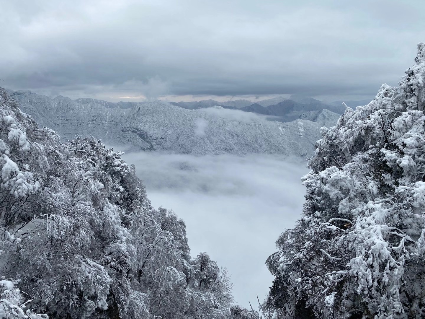 新年观龙头山雪景有感