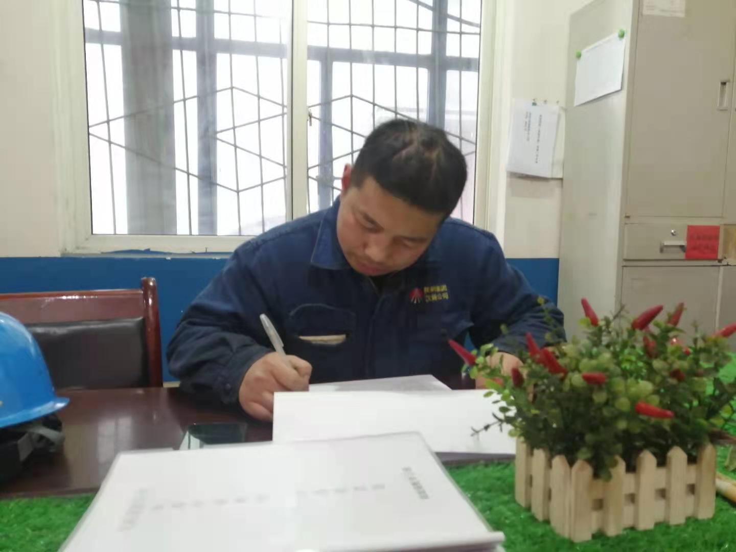 挥洒青春为轧线，无悔付出谱华章 ——记陕钢集团2020年度先进工作者刘伟