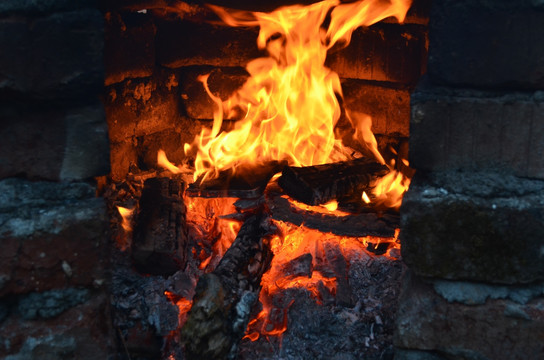 烧柴火,过冬天 烧柴火,过冬天