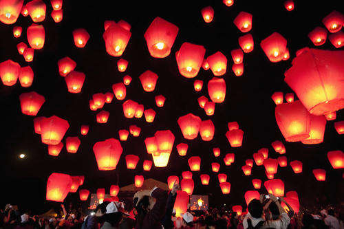 月色灯火映沔洲   汉水临泛赏明灯