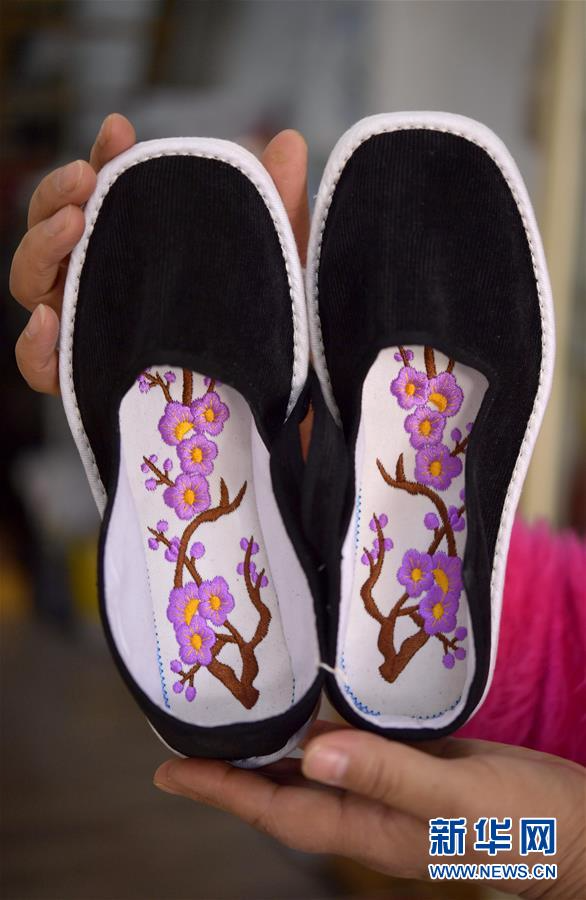 【钢城文苑】脚下的爱